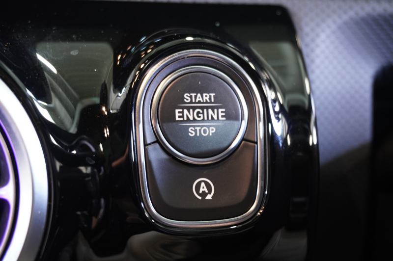 メルセデスベンツ Aクラス A200d AMGﾗｲﾝ AMGﾚｻﾞｰｴｸｽｸﾙｰｼﾌﾞ&ｱﾄﾞﾊﾞﾝｽﾄﾞ&ﾚｰﾀﾞｰｾｰﾌﾃｨPKG　MEｺﾈ 黒灰革 ﾊﾟﾉﾗﾏSR MBUXﾅﾋﾞTV 360ｶﾒﾗ ﾍｯﾄﾞｱｯﾌﾟD ADVｽﾋﾟｰｶｰ ﾊﾝｽﾞﾌﾘｰ ﾏﾙﾁﾋﾞｰﾑLEDﾗｲﾄ AMG18AW　2年保証