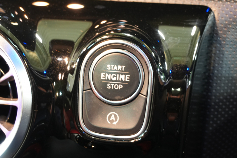 メルセデスベンツ Aクラス A180ｽﾀｲﾙ AMGﾗｲﾝ ﾚｻﾞｰEXC＆ﾅﾋﾞｹﾞｰｼｮﾝ&ｱﾄﾞﾊﾞﾝｽﾄﾞ＆ﾚｰﾀﾞｰｾｰﾌﾃｨPKG　黒赤革 ｼｰﾄﾋｰﾀｰ ﾊﾟﾉSR MBUXﾅﾋﾞ ﾌﾙｾｸﾞTV HUD 360ｶﾒﾗ PTS ﾏﾙﾁﾋﾞｰﾑLED ｱﾄﾞﾊﾞﾝｽﾄﾞｻｳﾝﾄﾞ ﾏﾙﾁｶﾗｰｱﾝﾋﾞｴﾝﾄ AMGｴｱﾛ＆18ｲﾝﾁAW　2年保証