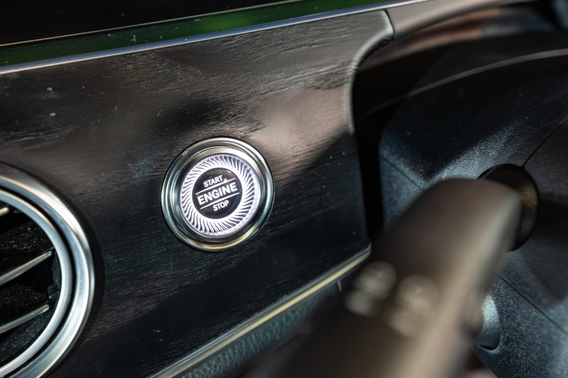 メルセデスベンツ Eクラス E200 ｽﾃｰｼｮﾝﾜｺﾞﾝ AVG AMGﾗｲﾝ ｴｸｽｸﾙｰｼﾌﾞ&ﾚｰﾀﾞｰｾｰﾌﾃｨPKG　中期ﾓﾃﾞﾙ BSG搭載 黒革 ｼｰﾄﾋｰﾀｰ 純正ﾅﾋﾞTV CarPlay ﾍｯﾄﾞｱｯﾌﾟD 360ｶﾒﾗ ﾌﾞﾙﾒｽﾀｰ ｴｱﾊﾞﾗﾝｽP ﾏﾙﾁﾋﾞｰﾑLED AMGｴｱﾛ&19AW　2年保証