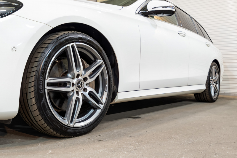 メルセデスベンツ Eクラス E200 ｽﾃｰｼｮﾝﾜｺﾞﾝ AVG AMGﾗｲﾝ ｴｸｽｸﾙｰｼﾌﾞ&ﾚｰﾀﾞｰｾｰﾌﾃｨPKG　中期ﾓﾃﾞﾙ BSG搭載 黒革 ｼｰﾄﾋｰﾀｰ 純正ﾅﾋﾞTV CarPlay ﾍｯﾄﾞｱｯﾌﾟD 360ｶﾒﾗ ﾌﾞﾙﾒｽﾀｰ ｴｱﾊﾞﾗﾝｽP ﾏﾙﾁﾋﾞｰﾑLED AMGｴｱﾛ&19AW　2年保証