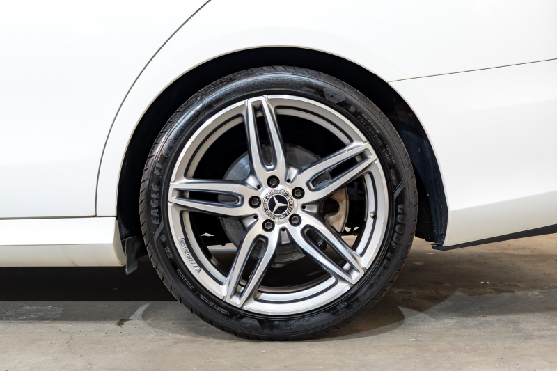 メルセデスベンツ Eクラス E200 ｽﾃｰｼｮﾝﾜｺﾞﾝ AVG AMGﾗｲﾝ ｴｸｽｸﾙｰｼﾌﾞ&ﾚｰﾀﾞｰｾｰﾌﾃｨPKG　中期ﾓﾃﾞﾙ BSG搭載 黒革 ｼｰﾄﾋｰﾀｰ 純正ﾅﾋﾞTV CarPlay ﾍｯﾄﾞｱｯﾌﾟD 360ｶﾒﾗ ﾌﾞﾙﾒｽﾀｰ ｴｱﾊﾞﾗﾝｽP ﾏﾙﾁﾋﾞｰﾑLED AMGｴｱﾛ&19AW　2年保証