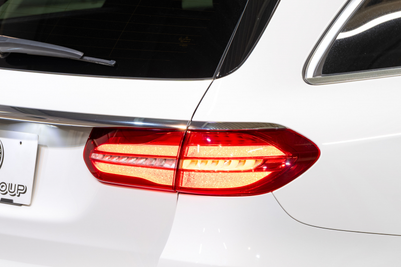 メルセデスベンツ Eクラス E200 ｽﾃｰｼｮﾝﾜｺﾞﾝ AVG AMGﾗｲﾝ ｴｸｽｸﾙｰｼﾌﾞ&ﾚｰﾀﾞｰｾｰﾌﾃｨPKG　中期ﾓﾃﾞﾙ BSG搭載 黒革 ｼｰﾄﾋｰﾀｰ 純正ﾅﾋﾞTV CarPlay ﾍｯﾄﾞｱｯﾌﾟD 360ｶﾒﾗ ﾌﾞﾙﾒｽﾀｰ ｴｱﾊﾞﾗﾝｽP ﾏﾙﾁﾋﾞｰﾑLED AMGｴｱﾛ&19AW　2年保証