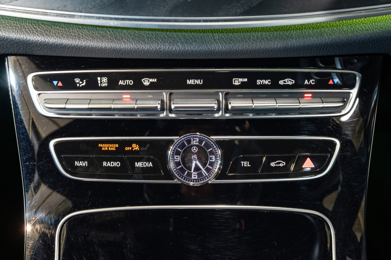 メルセデスベンツ Eクラス E200 ｽﾃｰｼｮﾝﾜｺﾞﾝ AVG AMGﾗｲﾝ ｴｸｽｸﾙｰｼﾌﾞ&ﾚｰﾀﾞｰｾｰﾌﾃｨPKG　中期ﾓﾃﾞﾙ BSG搭載 黒革 ｼｰﾄﾋｰﾀｰ 純正ﾅﾋﾞTV CarPlay ﾍｯﾄﾞｱｯﾌﾟD 360ｶﾒﾗ ﾌﾞﾙﾒｽﾀｰ ｴｱﾊﾞﾗﾝｽP ﾏﾙﾁﾋﾞｰﾑLED AMGｴｱﾛ&19AW　2年保証