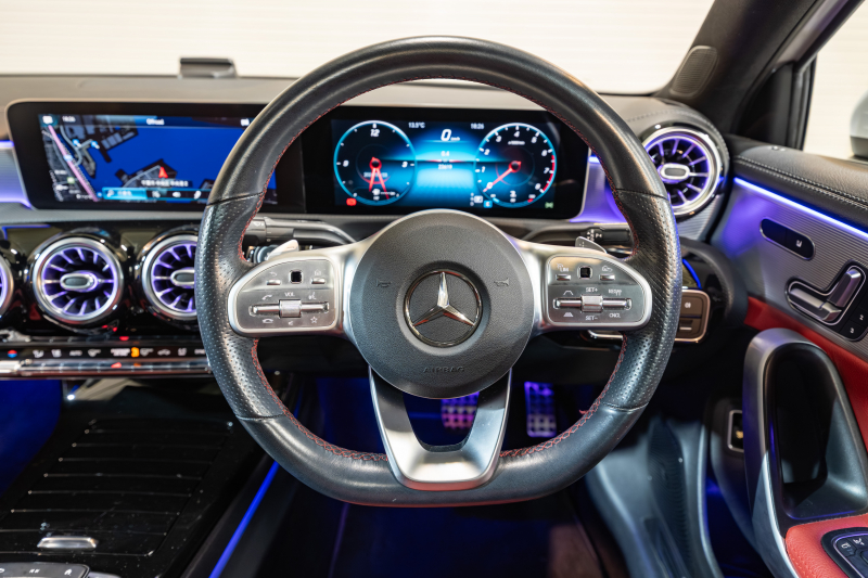 メルセデスベンツ Aクラス A180 ｽﾀｲﾙ ｾﾀﾞﾝ AMGﾗｲﾝ&ﾚｻﾞｰｴｸｽｸﾙｰｼﾌﾞ&ｱﾄﾞﾊﾞﾝｽﾄﾞ&ﾅﾋﾞｹﾞｰｼｮﾝ&ﾚｰﾀﾞｰｾｰﾌﾃｨPKG　1ｵﾅ 赤/黒革 ﾊﾟﾉﾗﾏSR MBUXﾅﾋﾞ ﾌﾙｾｸﾞ 360ｶﾒﾗ ｱﾄﾞﾊﾞﾝｽﾄﾞｽﾋﾟｰｶｰ ﾍｯﾄﾞｱｯﾌﾟD ｱﾝﾋﾞｴﾝﾄﾗｲﾄ AMGｴｱﾛ&18AW　2年保証