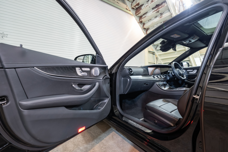 メルセデスベンツ Eクラス E200 ｽﾎﾟｰﾂ AMGｲﾝﾃﾘｱPKG ｴｸｽｸﾙｰｼﾌﾞ&ﾚｰﾀﾞｰSP　後期 BSG搭載 黒革 ﾊﾟﾉﾗﾏSR ﾅﾋﾞTV 360°ｶﾒﾗ ﾌﾞﾙﾒｽﾀｰ ﾍｯﾄﾞｱｯﾌﾟD ﾜｲﾔﾚｽﾁｬｰｼﾞ 自動ﾄﾗﾝｸ LEDﾍｯﾄﾞﾗｲﾄ　2年保証