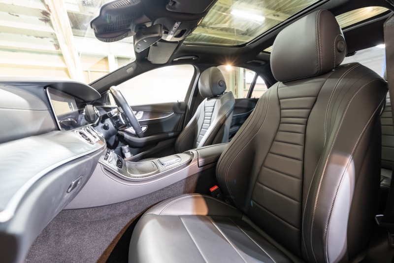 メルセデスベンツ Eクラス E200 ｽﾎﾟｰﾂ AMGｲﾝﾃﾘｱPKG ｴｸｽｸﾙｰｼﾌﾞ&ﾚｰﾀﾞｰSP　後期 BSG搭載 黒革 ﾊﾟﾉﾗﾏSR ﾅﾋﾞTV 360°ｶﾒﾗ ﾌﾞﾙﾒｽﾀｰ ﾍｯﾄﾞｱｯﾌﾟD ﾜｲﾔﾚｽﾁｬｰｼﾞ 自動ﾄﾗﾝｸ LEDﾍｯﾄﾞﾗｲﾄ　2年保証