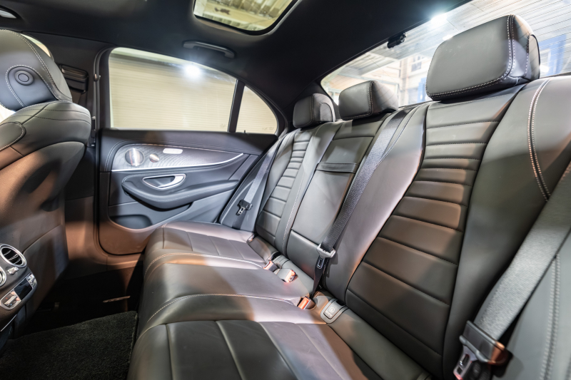 メルセデスベンツ Eクラス E200 ｽﾎﾟｰﾂ AMGｲﾝﾃﾘｱPKG ｴｸｽｸﾙｰｼﾌﾞ&ﾚｰﾀﾞｰSP　後期 BSG搭載 黒革 ﾊﾟﾉﾗﾏSR ﾅﾋﾞTV 360°ｶﾒﾗ ﾌﾞﾙﾒｽﾀｰ ﾍｯﾄﾞｱｯﾌﾟD ﾜｲﾔﾚｽﾁｬｰｼﾞ 自動ﾄﾗﾝｸ LEDﾍｯﾄﾞﾗｲﾄ　2年保証