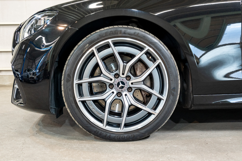 メルセデスベンツ Eクラス E200 ｽﾎﾟｰﾂ AMGｲﾝﾃﾘｱPKG ｴｸｽｸﾙｰｼﾌﾞ&ﾚｰﾀﾞｰSP　後期 BSG搭載 黒革 ﾊﾟﾉﾗﾏSR ﾅﾋﾞTV 360°ｶﾒﾗ ﾌﾞﾙﾒｽﾀｰ ﾍｯﾄﾞｱｯﾌﾟD ﾜｲﾔﾚｽﾁｬｰｼﾞ 自動ﾄﾗﾝｸ LEDﾍｯﾄﾞﾗｲﾄ　2年保証