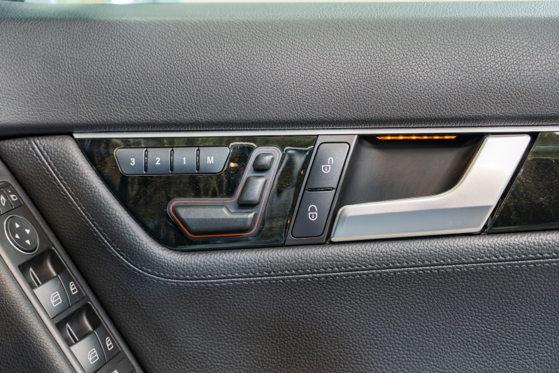 メルセデスベンツ Cクラス C200 BE-EF AVG ﾕｰﾃｨﾘﾃｨ&ﾚｰﾀﾞｰｾｰﾌﾃｨｰPKG　黒革 純正ﾅﾋﾞTV Bｶﾒﾗ ﾊﾟｰｸﾄﾛﾆｯｸ ｷｾﾉﾝ LEDﾄﾞﾗｲﾋﾞﾝｸﾞﾗｲﾄ Pｽﾀ AMGｴｱﾛ＆17AW ﾄﾞﾘﾙﾄﾞﾛｰﾀｰ ﾛｺﾞ入ｷｬﾘﾊﾟｰ　2年保証