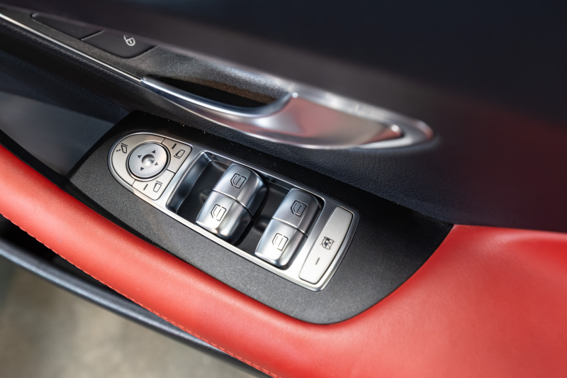 メルセデスベンツ Eクラス E200 ｶﾌﾞﾘｵﾚ ｽﾎﾟｰﾂ ﾚｰﾀﾞｰｾｰﾌﾃｨPKG 　赤幌 黒革 ｼｰﾄﾋｰﾀｰ 純正ﾅﾋﾞ ﾌﾙｾｸﾞTV CarPlay HUD ﾏﾙﾁﾋﾞｰﾑLED ﾌﾞﾙﾒｽﾀｰ ﾏﾙﾁｶﾗｰｱﾝﾋﾞｴﾝﾄﾗｲﾄ AMGｴｱﾛ&19ｲﾝﾁAW　2年保証