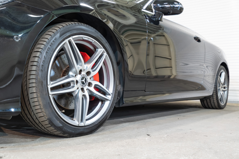 メルセデスベンツ Eクラス E200 ｶﾌﾞﾘｵﾚ ｽﾎﾟｰﾂ ﾚｰﾀﾞｰｾｰﾌﾃｨPKG 　赤幌 黒革 ｼｰﾄﾋｰﾀｰ 純正ﾅﾋﾞ ﾌﾙｾｸﾞTV CarPlay HUD ﾏﾙﾁﾋﾞｰﾑLED ﾌﾞﾙﾒｽﾀｰ ﾏﾙﾁｶﾗｰｱﾝﾋﾞｴﾝﾄﾗｲﾄ AMGｴｱﾛ&19ｲﾝﾁAW　2年保証