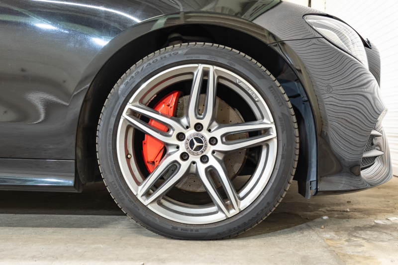 メルセデスベンツ Eクラス E200 ｶﾌﾞﾘｵﾚ ｽﾎﾟｰﾂ ﾚｰﾀﾞｰｾｰﾌﾃｨPKG 　赤幌 黒革 ｼｰﾄﾋｰﾀｰ 純正ﾅﾋﾞ ﾌﾙｾｸﾞTV CarPlay HUD ﾏﾙﾁﾋﾞｰﾑLED ﾌﾞﾙﾒｽﾀｰ ﾏﾙﾁｶﾗｰｱﾝﾋﾞｴﾝﾄﾗｲﾄ AMGｴｱﾛ&19ｲﾝﾁAW　2年保証