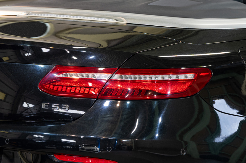 メルセデスベンツ Eクラス E200 ｶﾌﾞﾘｵﾚ ｽﾎﾟｰﾂ ﾚｰﾀﾞｰｾｰﾌﾃｨPKG 　赤幌 黒革 ｼｰﾄﾋｰﾀｰ 純正ﾅﾋﾞ ﾌﾙｾｸﾞTV CarPlay HUD ﾏﾙﾁﾋﾞｰﾑLED ﾌﾞﾙﾒｽﾀｰ ﾏﾙﾁｶﾗｰｱﾝﾋﾞｴﾝﾄﾗｲﾄ AMGｴｱﾛ&19ｲﾝﾁAW　2年保証