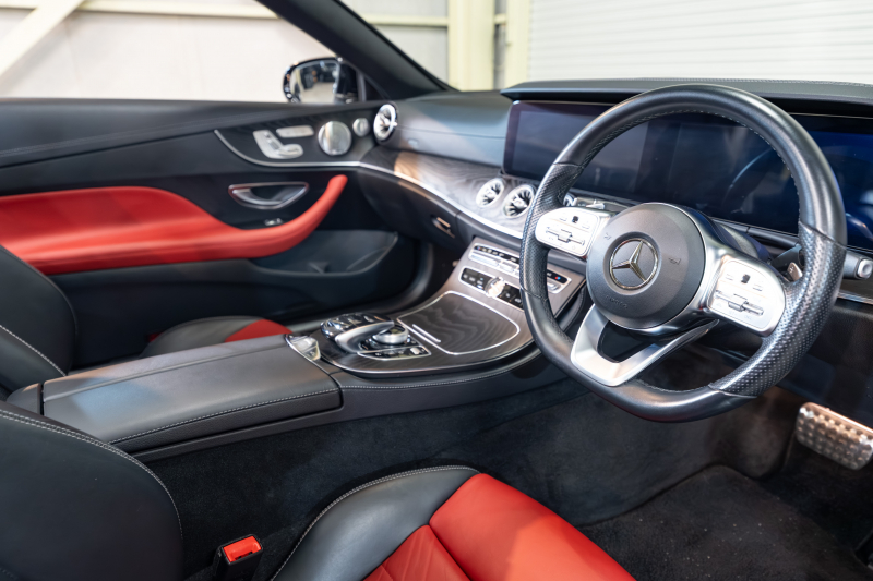 メルセデスベンツ Eクラス E200 ｶﾌﾞﾘｵﾚ ｽﾎﾟｰﾂ ﾚｰﾀﾞｰｾｰﾌﾃｨPKG 　赤幌 黒革 ｼｰﾄﾋｰﾀｰ 純正ﾅﾋﾞ ﾌﾙｾｸﾞTV CarPlay HUD ﾏﾙﾁﾋﾞｰﾑLED ﾌﾞﾙﾒｽﾀｰ ﾏﾙﾁｶﾗｰｱﾝﾋﾞｴﾝﾄﾗｲﾄ AMGｴｱﾛ&19ｲﾝﾁAW　2年保証