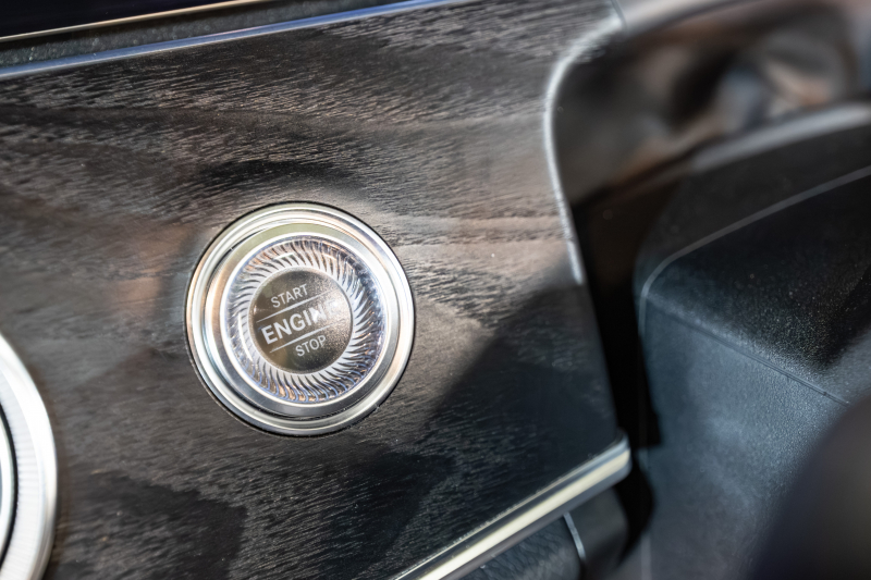 メルセデスベンツ Eクラス E200 ｶﾌﾞﾘｵﾚ ｽﾎﾟｰﾂ ﾚｰﾀﾞｰｾｰﾌﾃｨPKG 　赤幌 黒革 ｼｰﾄﾋｰﾀｰ 純正ﾅﾋﾞ ﾌﾙｾｸﾞTV CarPlay HUD ﾏﾙﾁﾋﾞｰﾑLED ﾌﾞﾙﾒｽﾀｰ ﾏﾙﾁｶﾗｰｱﾝﾋﾞｴﾝﾄﾗｲﾄ AMGｴｱﾛ&19ｲﾝﾁAW　2年保証