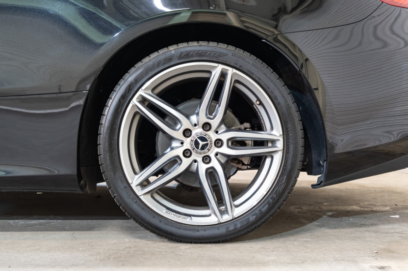 メルセデスベンツ Eクラス E200 ｶﾌﾞﾘｵﾚ ｽﾎﾟｰﾂ ﾚｰﾀﾞｰｾｰﾌﾃｨPKG 　赤幌 黒革 ｼｰﾄﾋｰﾀｰ 純正ﾅﾋﾞ ﾌﾙｾｸﾞTV CarPlay HUD ﾏﾙﾁﾋﾞｰﾑLED ﾌﾞﾙﾒｽﾀｰ ﾏﾙﾁｶﾗｰｱﾝﾋﾞｴﾝﾄﾗｲﾄ AMGｴｱﾛ&19ｲﾝﾁAW　2年保証