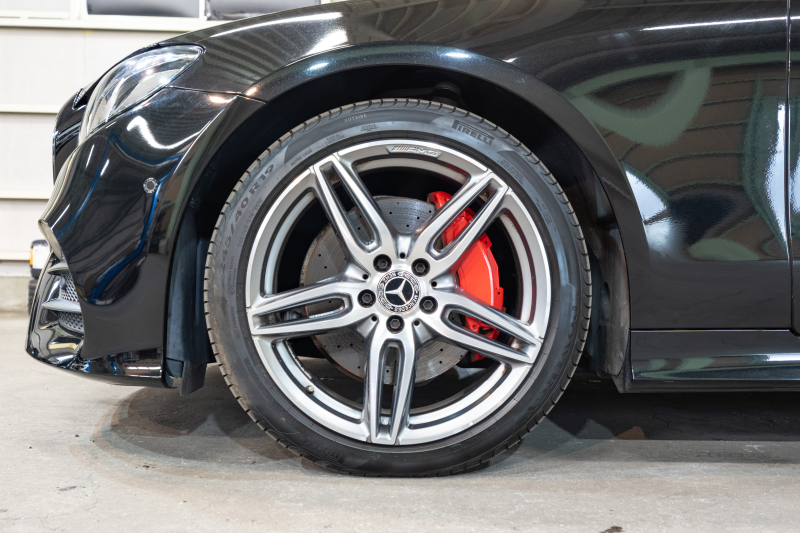 メルセデスベンツ Eクラス E200 ｶﾌﾞﾘｵﾚ ｽﾎﾟｰﾂ ﾚｰﾀﾞｰｾｰﾌﾃｨPKG 　赤幌 黒革 ｼｰﾄﾋｰﾀｰ 純正ﾅﾋﾞ ﾌﾙｾｸﾞTV CarPlay HUD ﾏﾙﾁﾋﾞｰﾑLED ﾌﾞﾙﾒｽﾀｰ ﾏﾙﾁｶﾗｰｱﾝﾋﾞｴﾝﾄﾗｲﾄ AMGｴｱﾛ&19ｲﾝﾁAW　2年保証