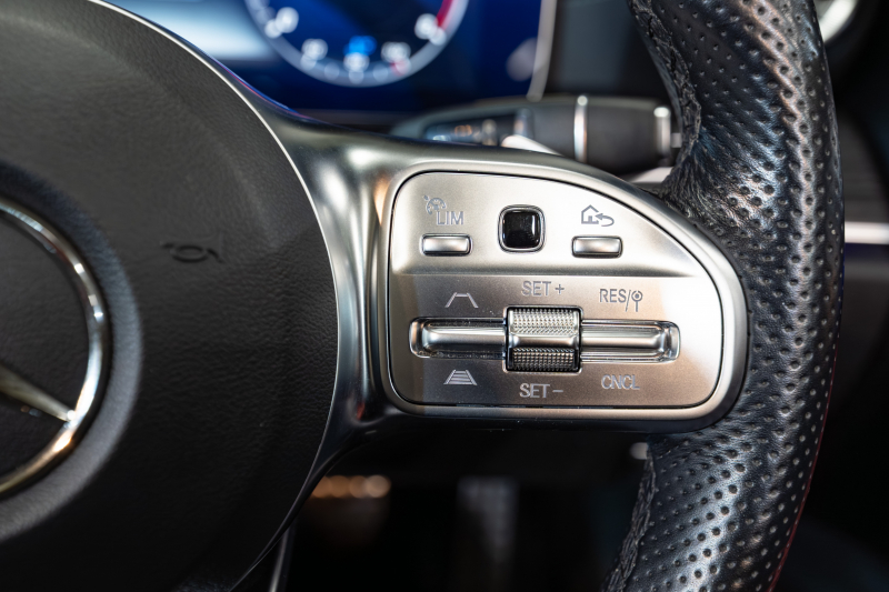 メルセデスベンツ Eクラス E200 ｶﾌﾞﾘｵﾚ ｽﾎﾟｰﾂ ﾚｰﾀﾞｰｾｰﾌﾃｨPKG 　赤幌 黒革 ｼｰﾄﾋｰﾀｰ 純正ﾅﾋﾞ ﾌﾙｾｸﾞTV CarPlay HUD ﾏﾙﾁﾋﾞｰﾑLED ﾌﾞﾙﾒｽﾀｰ ﾏﾙﾁｶﾗｰｱﾝﾋﾞｴﾝﾄﾗｲﾄ AMGｴｱﾛ&19ｲﾝﾁAW　2年保証