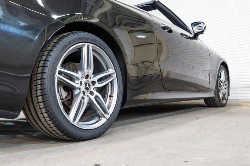 メルセデスベンツ Eクラス E200 ｶﾌﾞﾘｵﾚ ｽﾎﾟｰﾂ ﾚｰﾀﾞｰｾｰﾌﾃｨPKG 　赤幌 黒革 ｼｰﾄﾋｰﾀｰ 純正ﾅﾋﾞ ﾌﾙｾｸﾞTV CarPlay HUD ﾏﾙﾁﾋﾞｰﾑLED ﾌﾞﾙﾒｽﾀｰ ﾏﾙﾁｶﾗｰｱﾝﾋﾞｴﾝﾄﾗｲﾄ AMGｴｱﾛ&19ｲﾝﾁAW　2年保証