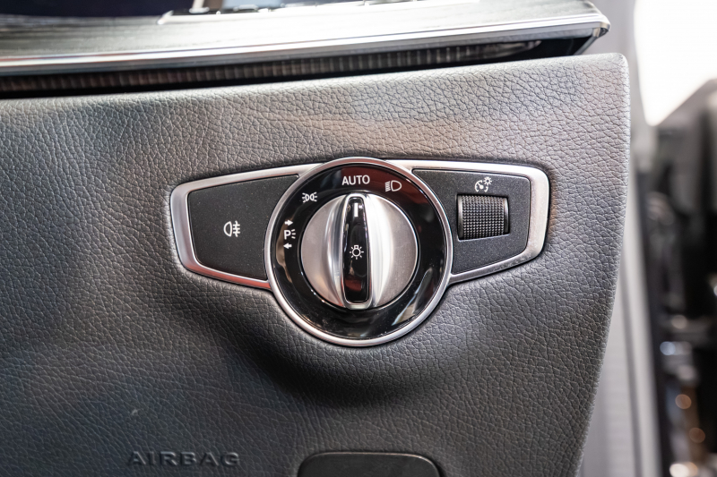 メルセデスベンツ Eクラス E200 ｶﾌﾞﾘｵﾚ ｽﾎﾟｰﾂ ﾚｰﾀﾞｰｾｰﾌﾃｨPKG 　赤幌 黒革 ｼｰﾄﾋｰﾀｰ 純正ﾅﾋﾞ ﾌﾙｾｸﾞTV CarPlay HUD ﾏﾙﾁﾋﾞｰﾑLED ﾌﾞﾙﾒｽﾀｰ ﾏﾙﾁｶﾗｰｱﾝﾋﾞｴﾝﾄﾗｲﾄ AMGｴｱﾛ&19ｲﾝﾁAW　2年保証