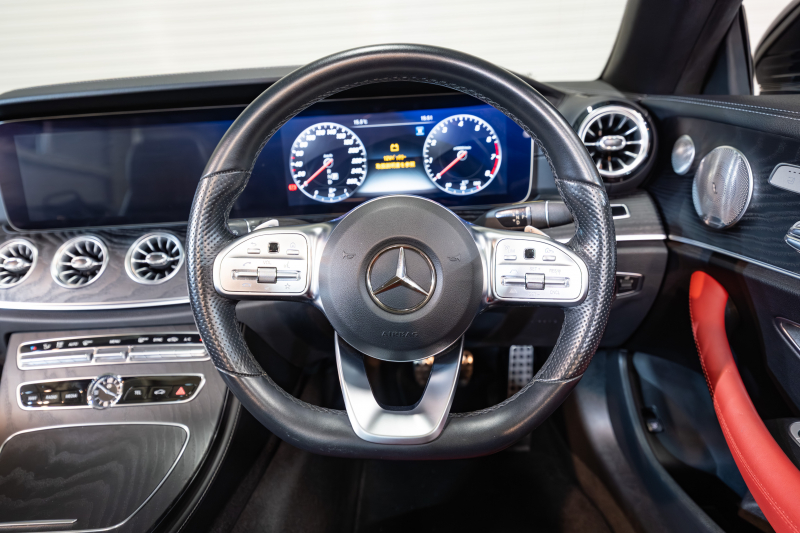 メルセデスベンツ Eクラス E200 ｶﾌﾞﾘｵﾚ ｽﾎﾟｰﾂ ﾚｰﾀﾞｰｾｰﾌﾃｨPKG 　赤幌 黒革 ｼｰﾄﾋｰﾀｰ 純正ﾅﾋﾞ ﾌﾙｾｸﾞTV CarPlay HUD ﾏﾙﾁﾋﾞｰﾑLED ﾌﾞﾙﾒｽﾀｰ ﾏﾙﾁｶﾗｰｱﾝﾋﾞｴﾝﾄﾗｲﾄ AMGｴｱﾛ&19ｲﾝﾁAW　2年保証