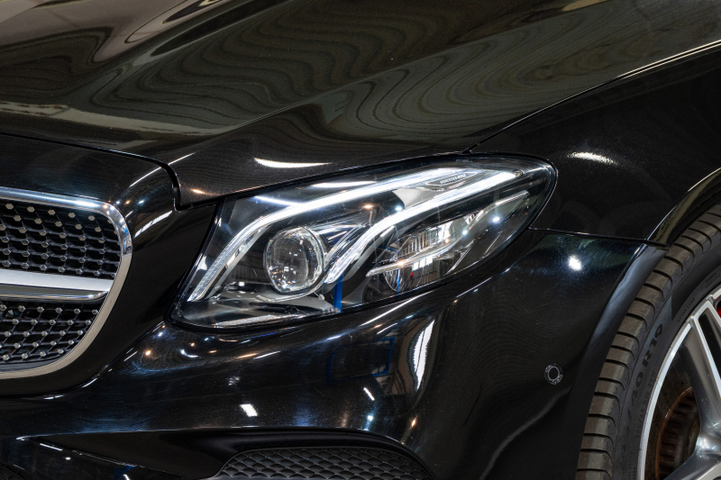 メルセデスベンツ Eクラス E200 ｶﾌﾞﾘｵﾚ ｽﾎﾟｰﾂ ﾚｰﾀﾞｰｾｰﾌﾃｨPKG 　赤幌 黒革 ｼｰﾄﾋｰﾀｰ 純正ﾅﾋﾞ ﾌﾙｾｸﾞTV CarPlay HUD ﾏﾙﾁﾋﾞｰﾑLED ﾌﾞﾙﾒｽﾀｰ ﾏﾙﾁｶﾗｰｱﾝﾋﾞｴﾝﾄﾗｲﾄ AMGｴｱﾛ&19ｲﾝﾁAW　2年保証