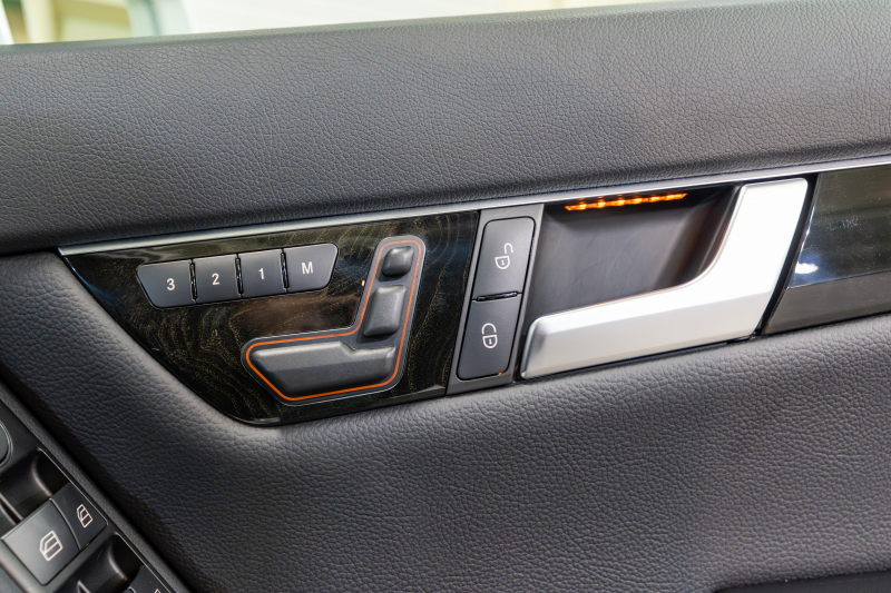 メルセデスベンツ Cクラス C180 ﾜｺﾞﾝ BE-EF AVG ﾕｰﾃｨﾘﾃｨ&ﾚｰﾀﾞｰｾｰﾌﾃｨｰPKG　黒半革 純正ﾅﾋﾞTV Bｶﾒﾗ ﾊﾟｰｸﾄﾛﾆｯｸ ｷｾﾉﾝ LEDﾄﾞﾗｲﾋﾞﾝｸﾞﾗｲﾄ Pｽﾀ AMGｴｱﾛ＆17AW ﾄﾞﾘﾙﾄﾞﾛｰﾀｰ ﾛｺﾞ入ｷｬﾘﾊﾟｰ　2年保証