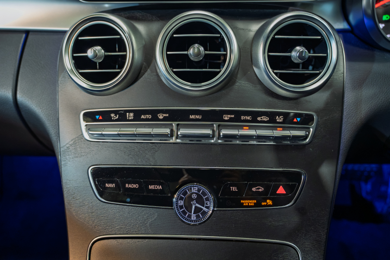メルセデスベンツ Cクラス C200 AVG AMGﾗｲﾝ　後期ﾓﾃﾞﾙ 黒革 ﾊﾟﾉﾗﾏｻﾝﾙｰﾌ ﾅﾋﾞTV ﾊﾞｯｸｶﾒﾗ Carplay ｱﾀﾞﾌﾟﾃｨﾌﾞｸﾙｰｽﾞｺﾝﾄﾛｰﾙ ﾏﾙﾁﾋﾞｰﾑLED 自動ﾘｱｹﾞｰﾄ AMGｴｱﾛ&18ｲﾝﾁAW　2年保証