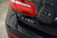 メルセデスベンツ Eクラス E200 ｶﾌﾞﾘｵﾚ ﾚｻﾞｰPKG ﾚｰﾀﾞｰSP 　中期ﾓﾃﾞﾙ ACC 黒革 ｴｱｽｶｰﾌ 赤幌 純正ﾅﾋﾞTV ﾌﾞﾙﾒｽﾀｰS 360ｶﾒﾗ ﾍｯﾄﾞｱｯﾌﾟD Carplay AMGｽﾎﾟｰﾂｽﾃｱﾘﾝｸﾞ AMGｴｱﾛ&19ｲﾝﾁAW　2年保証