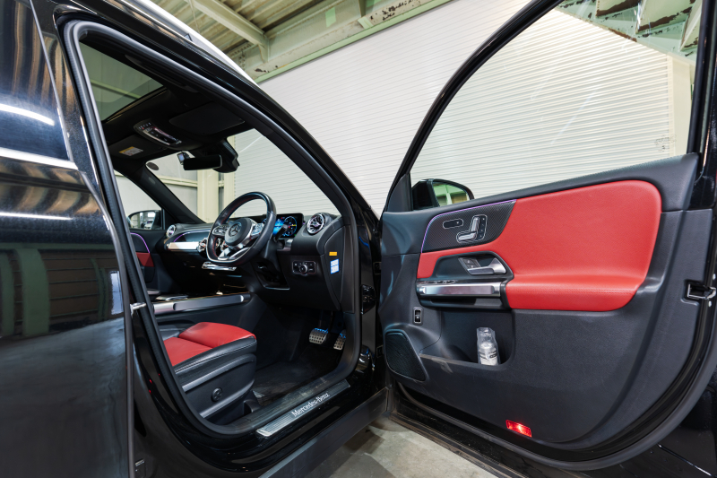 メルセデス・ベンツ GLB200d AMGライン 入庫！黒赤革×充実装備の人気SUV