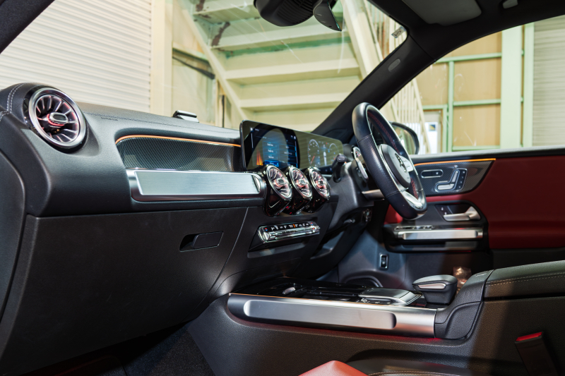 メルセデス・ベンツ GLB200d AMGライン 入庫！黒赤革×充実装備の人気SUV