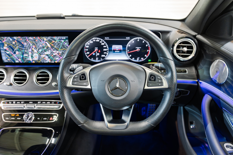 AMGライン装備のE250！パノラマSR＆Burmester付き上質セダン