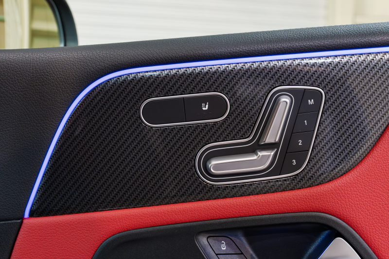 メルセデスベンツ B180 AMGライン入庫 赤黒レザーが魅力のコンパクトプレミアム