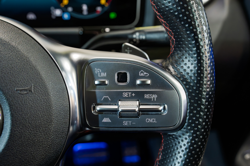 メルセデスベンツ B180 AMGライン入庫 赤黒レザーが魅力のコンパクトプレミアム