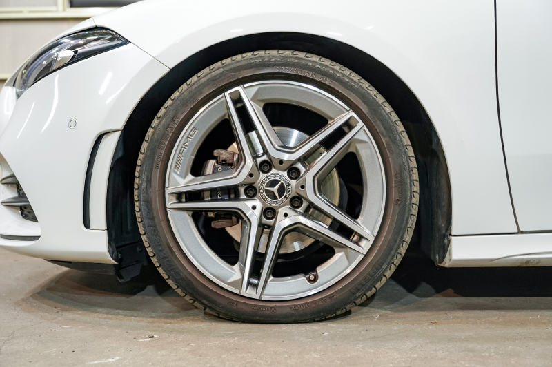 メルセデスベンツ A180スタイルセダン AMGライン 快適装備が揃った一台