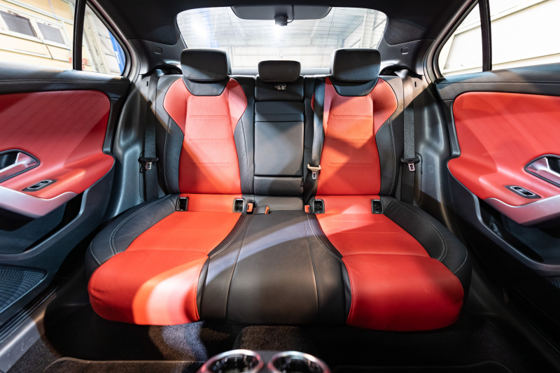 メルセデスベンツ A180スタイルセダン AMGライン 快適装備が揃った一台