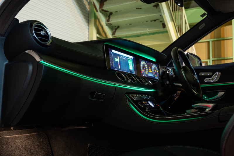 メルセデスベンツ E220d アバンギャルド スポーツ 装備充実の上質セダン