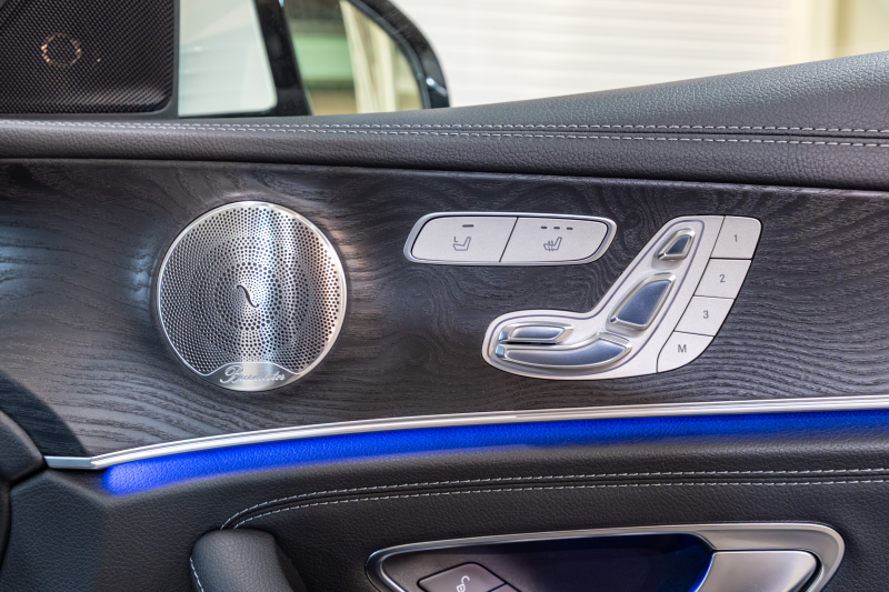 メルセデスベンツ E220d アバンギャルド スポーツ 装備充実の上質セダン