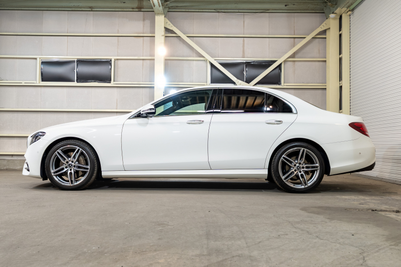 メルセデスベンツ E220d アバンギャルド スポーツ 装備充実の上質セダン