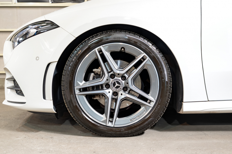 メルセデスベンツ A180 AMGライン 先進装備が揃った人気コンパクト