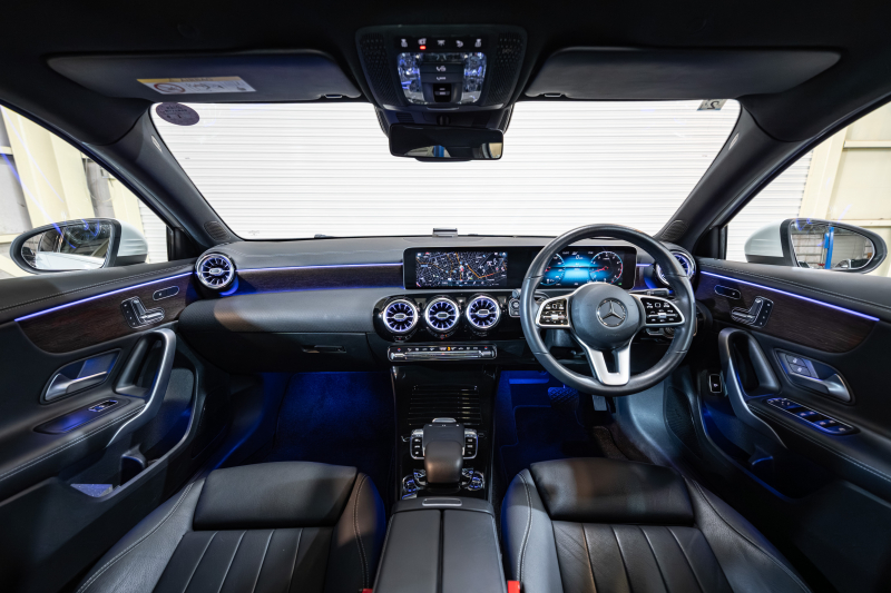 メルセデス・ベンツ A250 セダン 4MATIC 黒革・パノラマSR付き