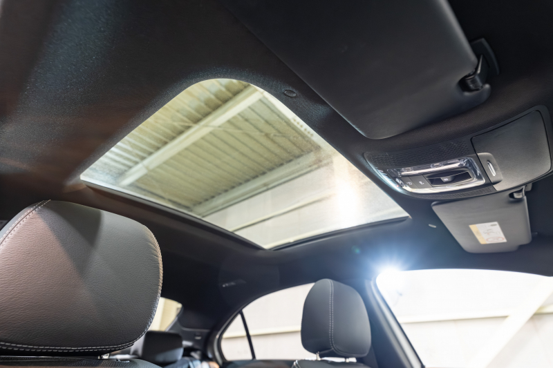 メルセデス・ベンツ A250 セダン 4MATIC 黒革・パノラマSR付き