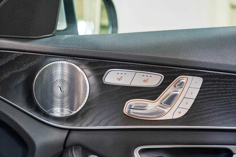 Cクラス C220d ローレウスED スポーツプラスPKG装備の充実した1台