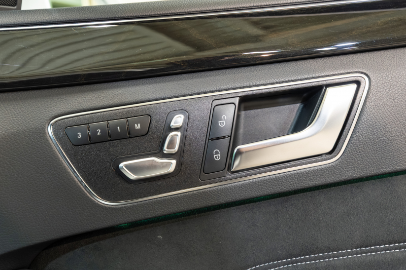 後期型メルセデス・ベンツ E250アバンギャルド AMGスポーツPKG搭載の上質セダン!