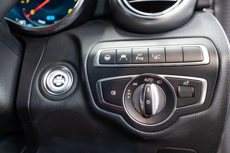 メルセデス・ベンツ C200ワゴン 後期モデル 赤革&パノラマルーフ装備の上質モデル