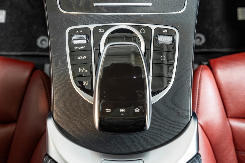 メルセデス・ベンツ C200ワゴン 後期モデル 赤革&パノラマルーフ装備の上質モデル