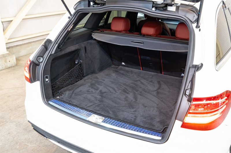 メルセデス・ベンツ C200ワゴン スポーツ 本革仕様 赤革が映える上質モデル