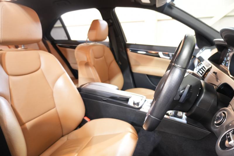 メルセデスベンツ C200 後期モデル 茶革×AMGエアロの上質セダン