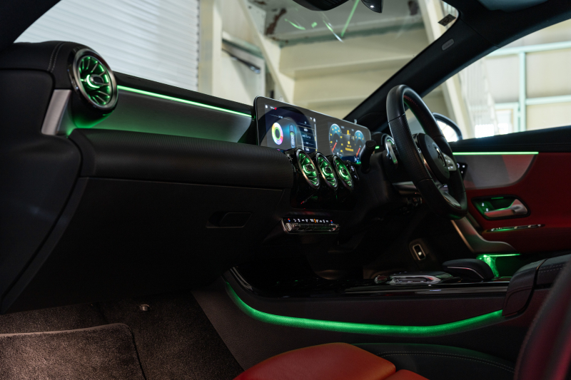 メルセデス・ベンツ CLA200d AMGライン 黒赤レザーが映える上質セダン