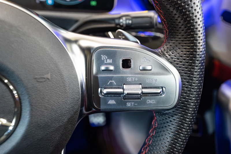 メルセデス・ベンツ CLA200d AMGライン 黒赤レザーが映える上質セダン